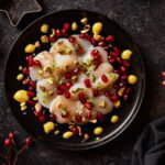 Coquille carpaccio met pistache en granaatappelpitjes