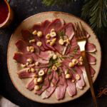 Eendenborst carpaccio met cranberrysaus