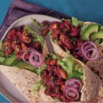 Wraps met plantaardig bonentrio chilisaus