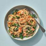Volkorenspaghetti met zalm en boerenkool