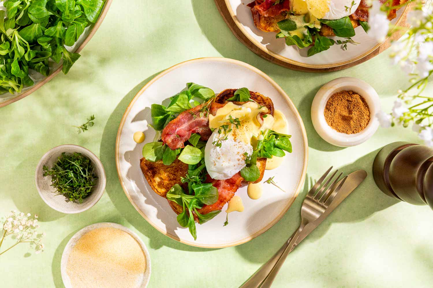 Getoast Briochebrood Met Gepocheerd Ei