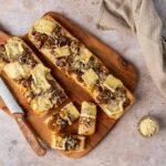 Ciabatta met gekarameliseerde ui, champignons en brie