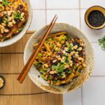 Sesam pinda noodles met sticky chicken