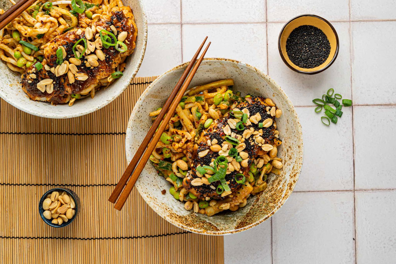 Sesam pinda noodles met sticky chicken