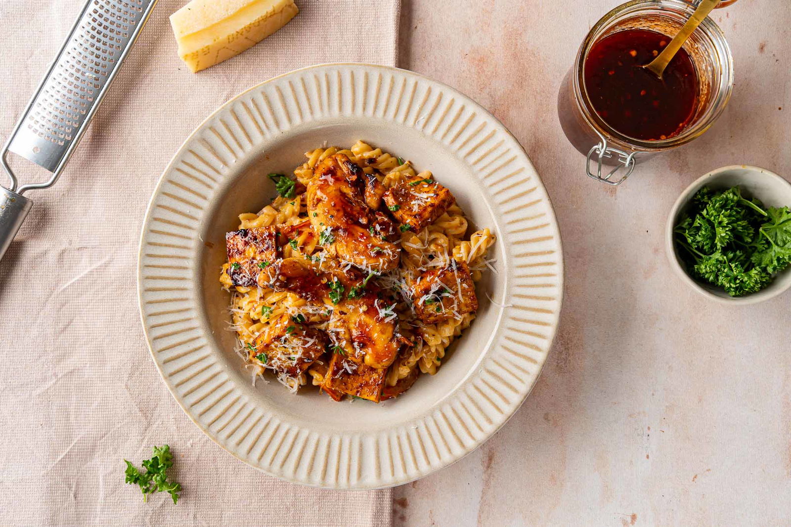 pastsa met hot honey chicken en halloumi1