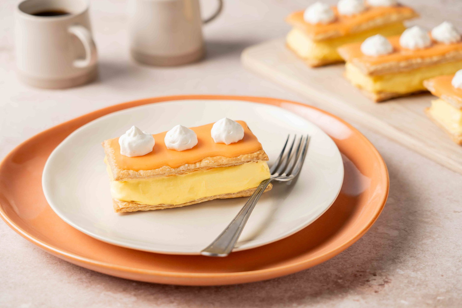 Alles Over De Tompouce Van Geschiedenis Tot Eten Zonder Knoeien alles-over-de-tompouce-van-geschiedenis-tot-eten-zonder-knoeien