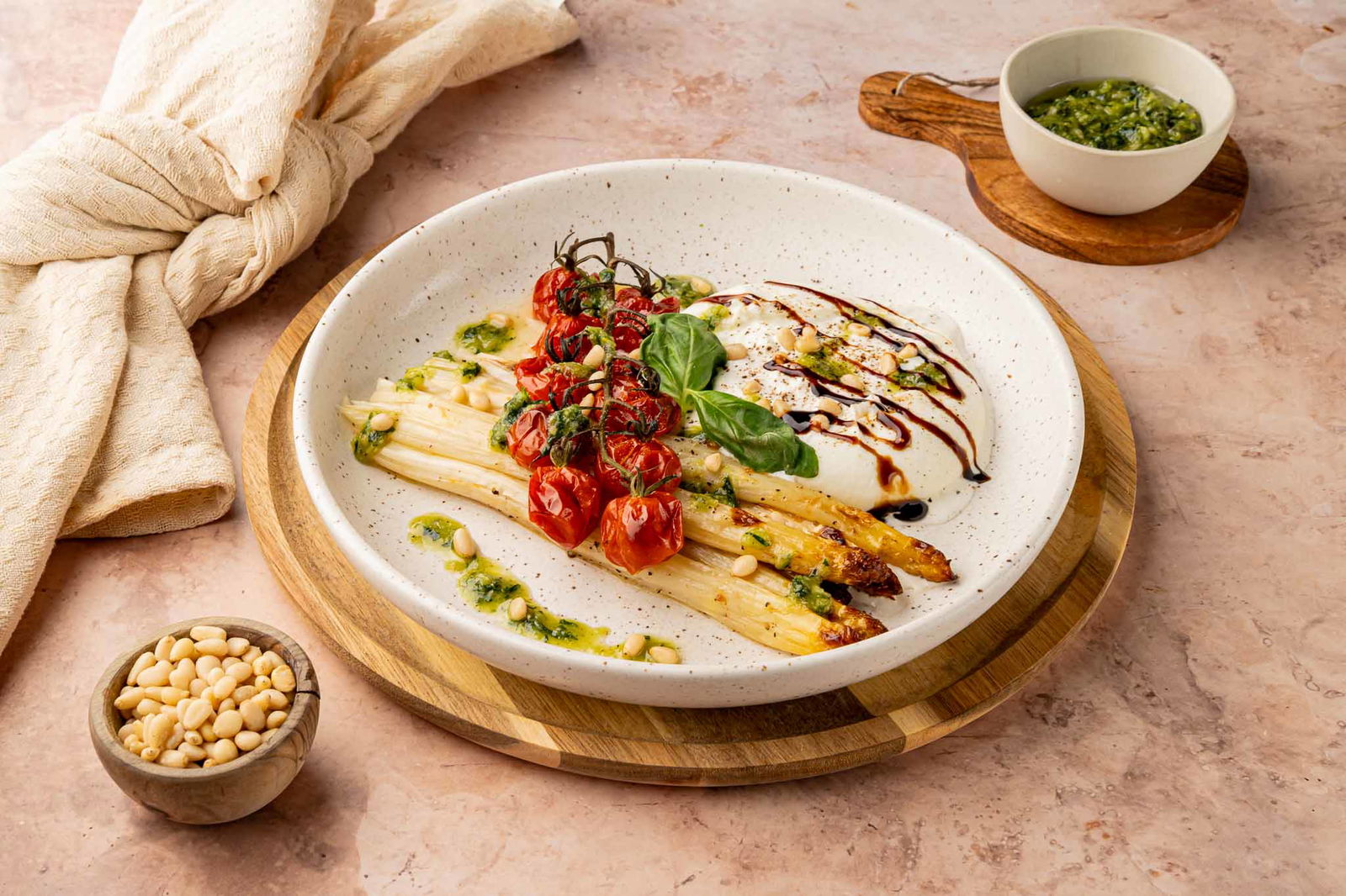 Gepofte asperges met cherrytomaatjes en zelfgemaakte pesto