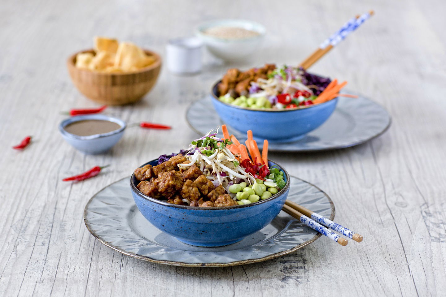 Kleurrijke Poké Bowl Met Tempeh blokjes Ketjap
