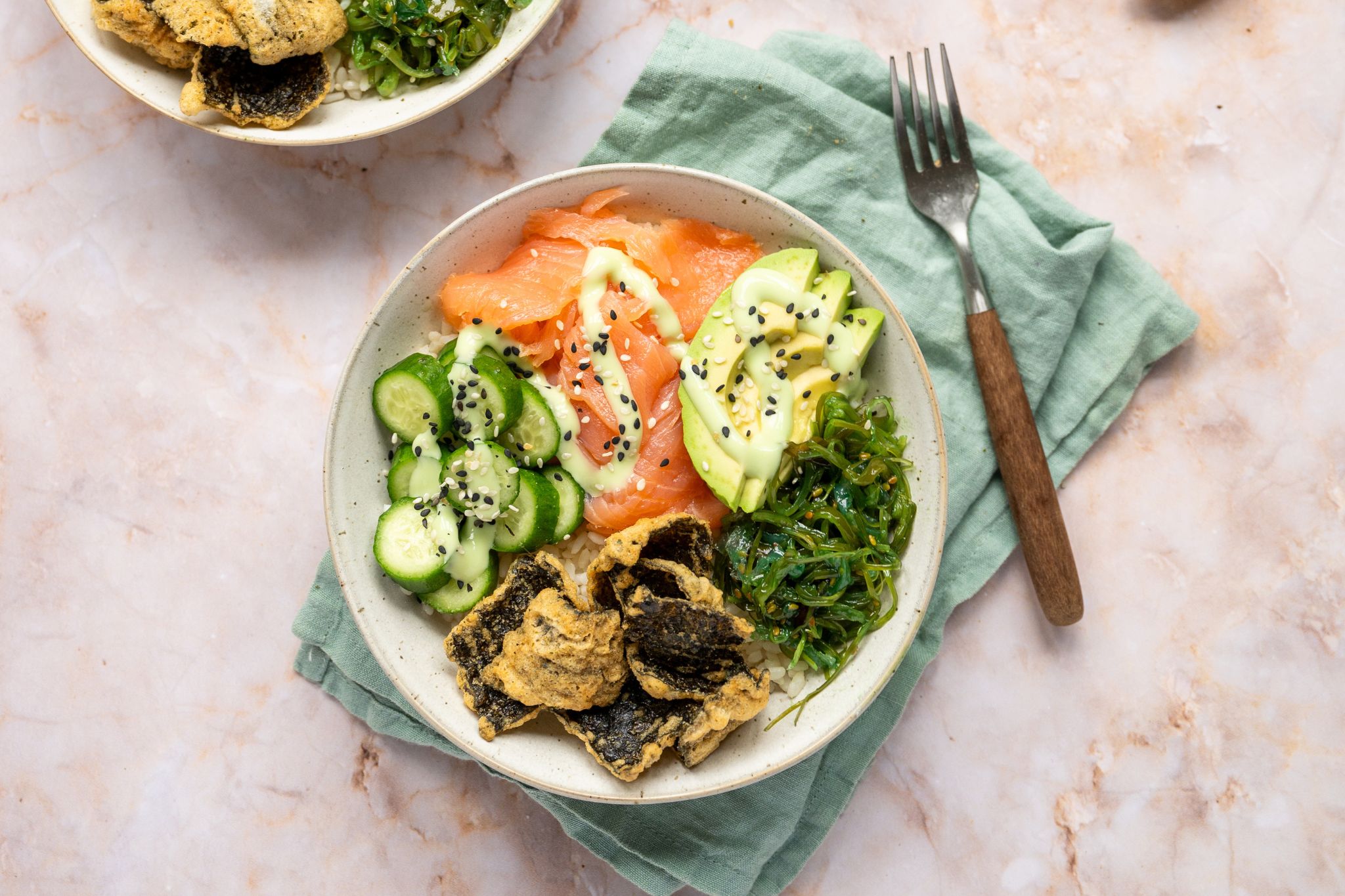 Poké Bowl Met Gerookte Zalm En Tempura Seaweed
