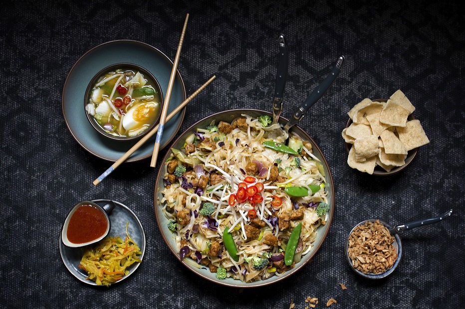 Rijstnoedels Goreng Met Tempeh Blokjes Ketjap