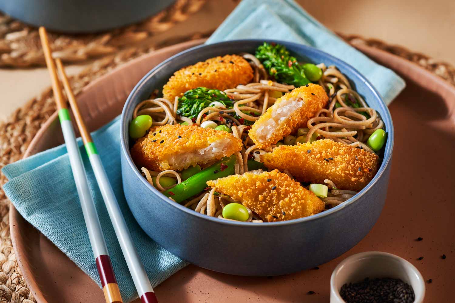 Groene noedels met krokante vissticks