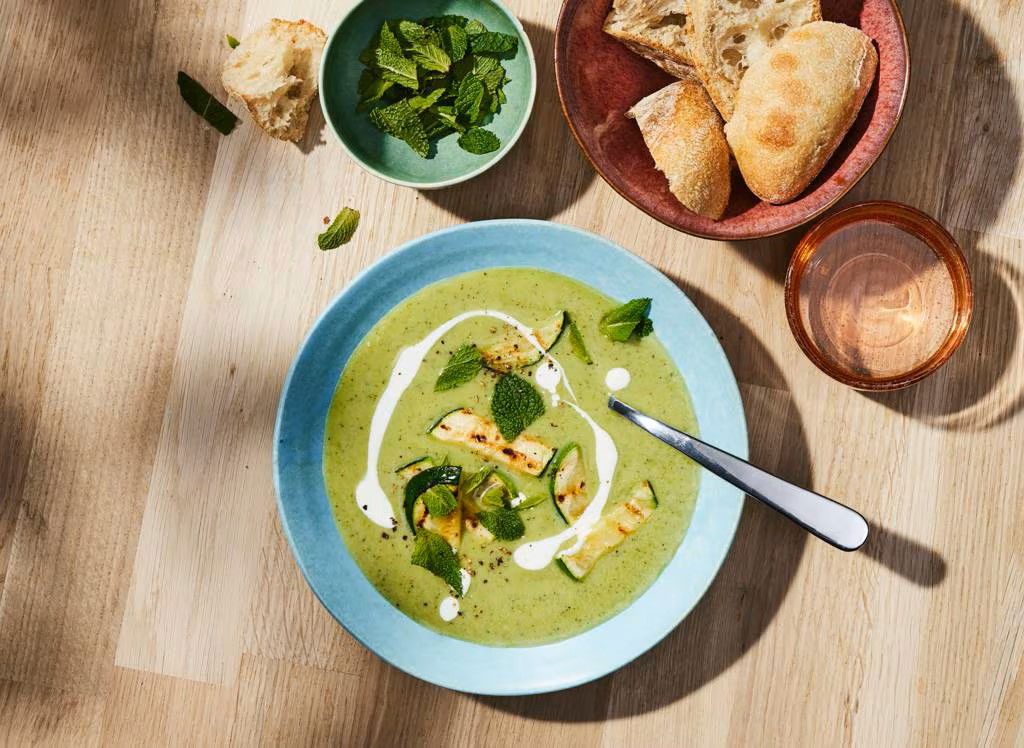 Gegrilde-courgettesoep met munt en yoghurt