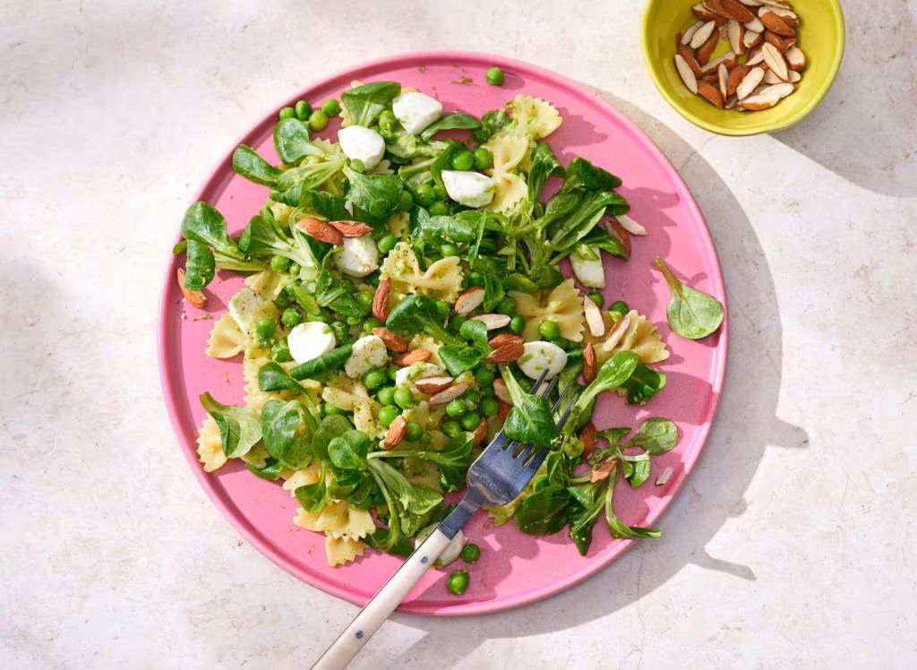 Pastasalade met mozzarella, veldsla en tuinerwten