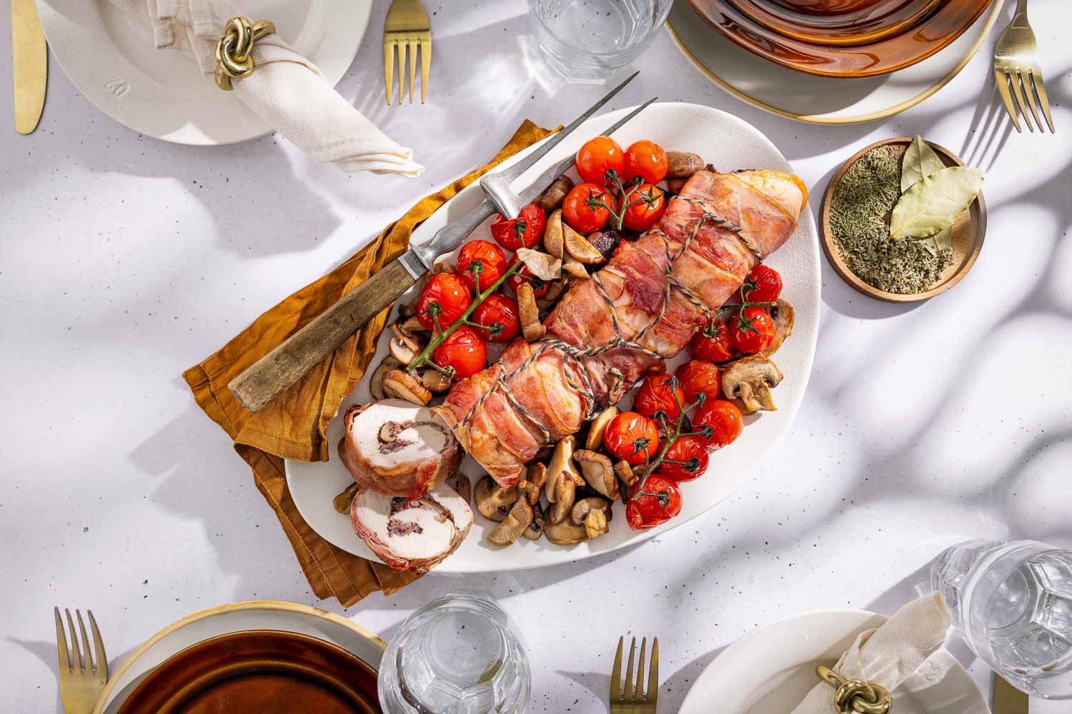 Tijm, Salieblad En Laurierblad Kalkoenrollade Met Cranberries 02