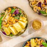 Noedels met omeletreepjes en cashewnoten