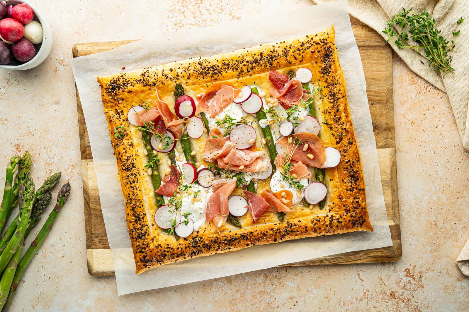 Plaattaart Met Groene Asperges, Serranoham En Burrata1