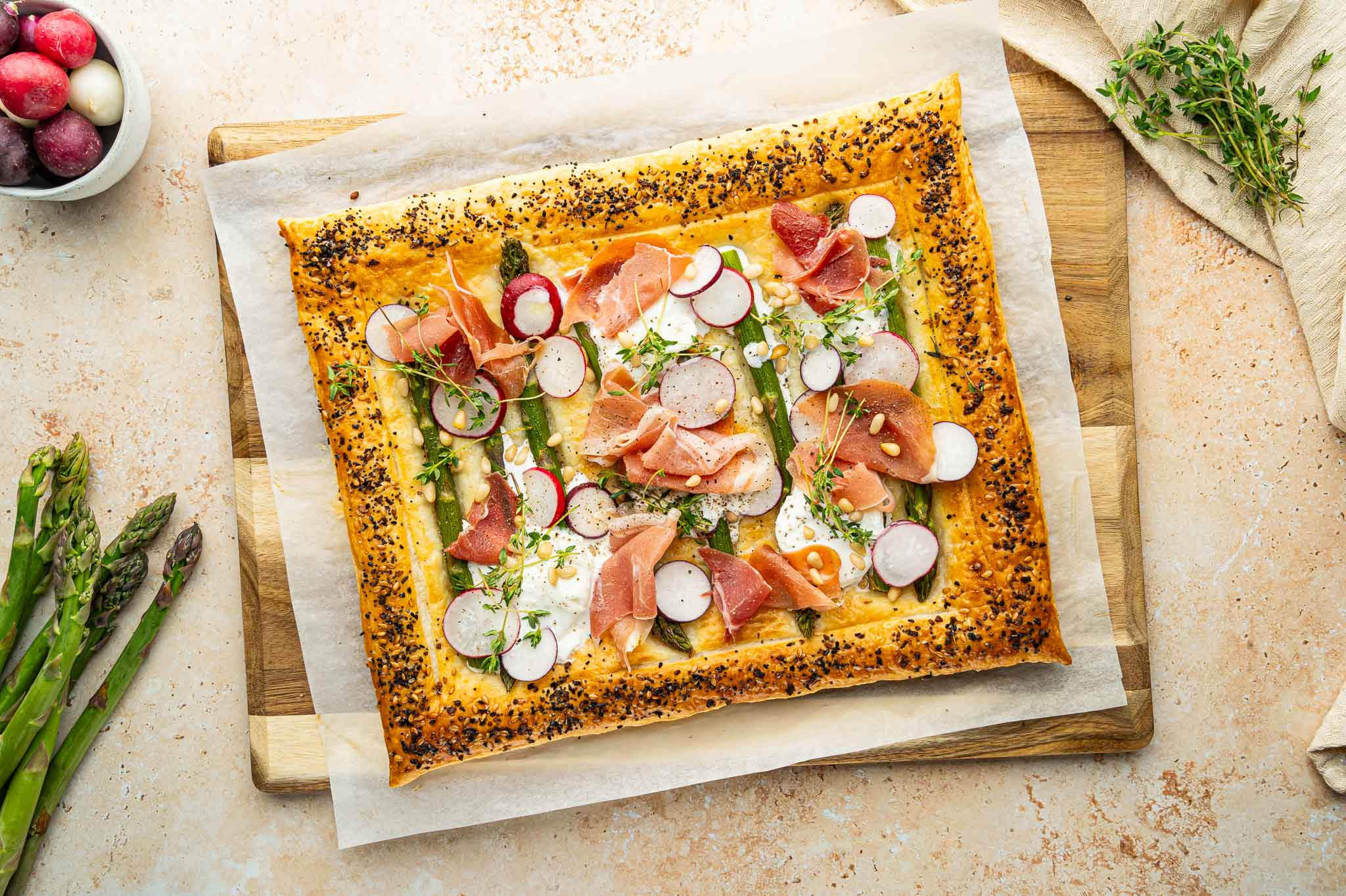 Plaattaart Met Groene Asperges, Serranoham En Burrata1