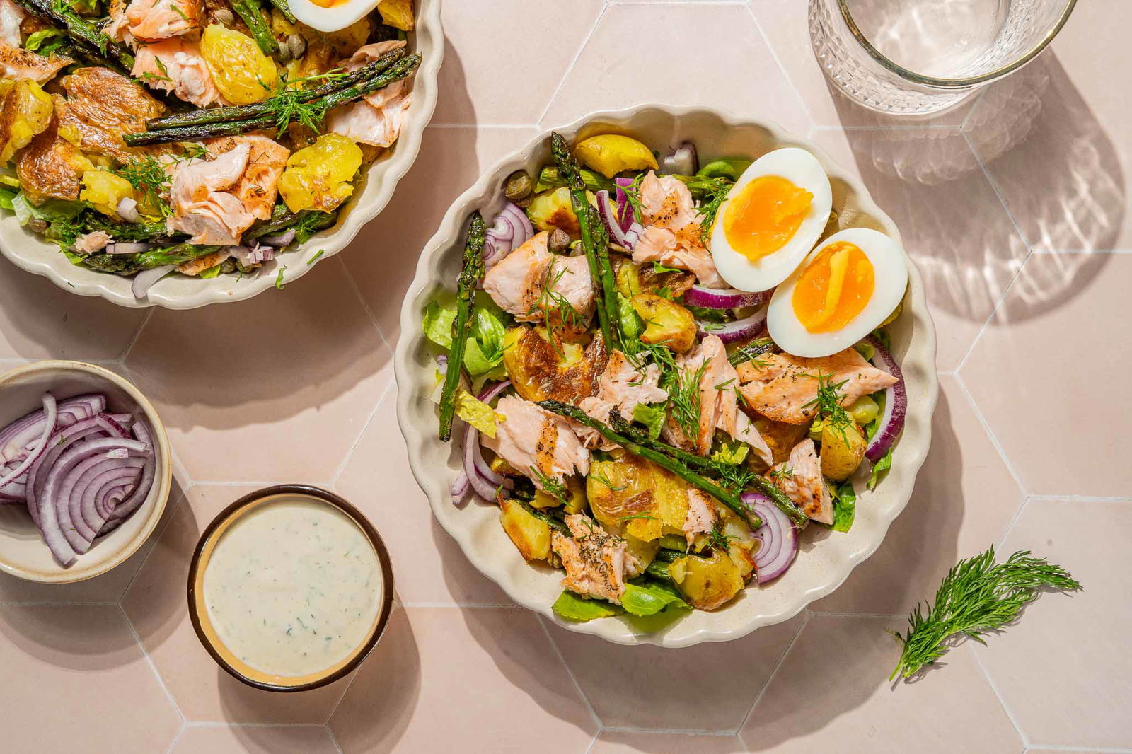 Salade niçoise met smashed potatoes en zalm