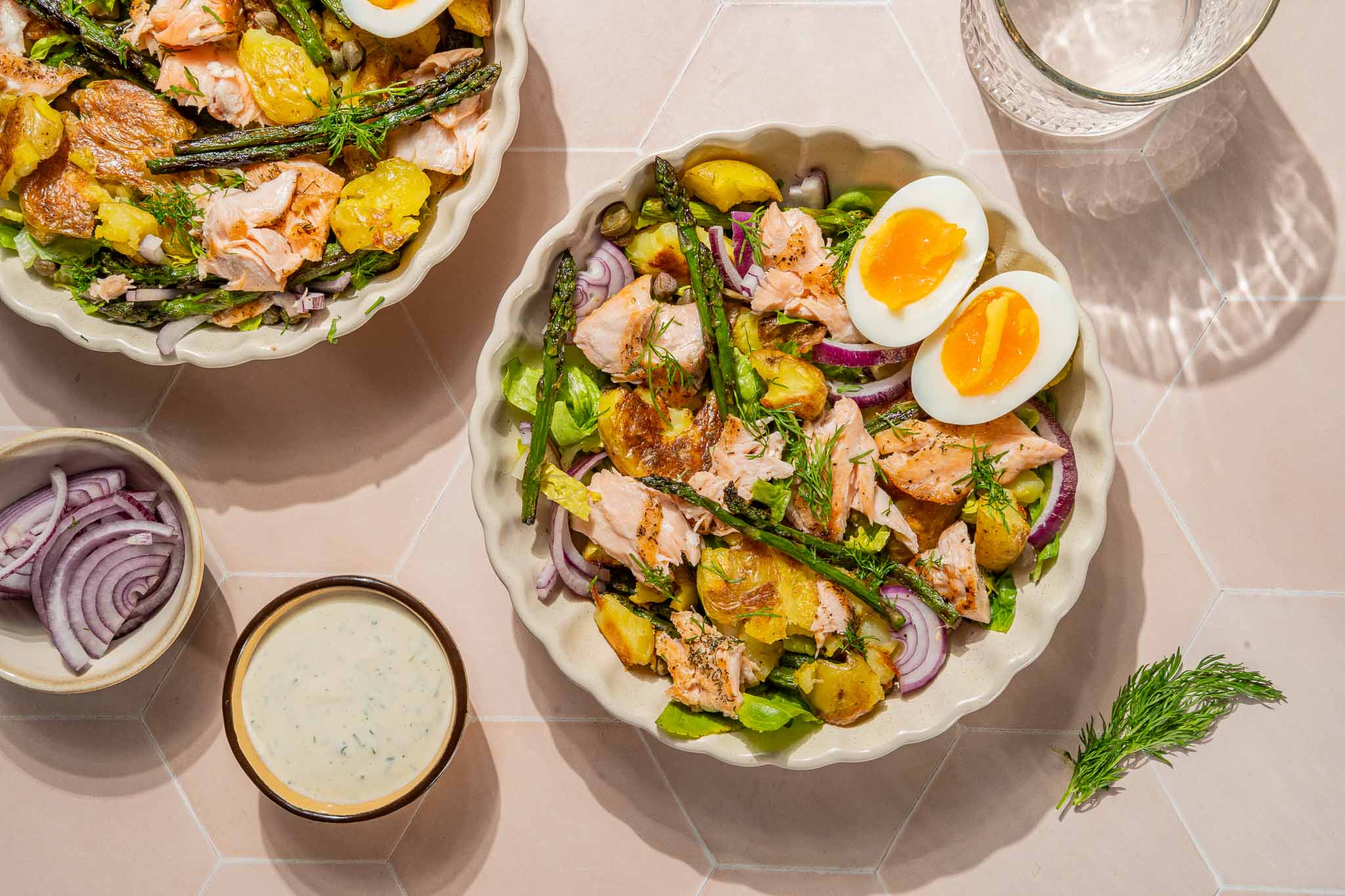 Salade niçoise met smashed potatoes en zalm