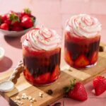 IJskoffie met aardbeienswirl en witte chocolade