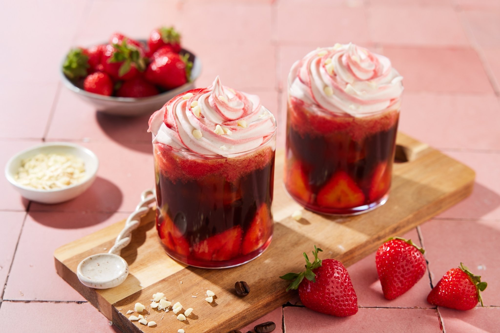 IJskoffie met aardbeienswirl en witte chocolade