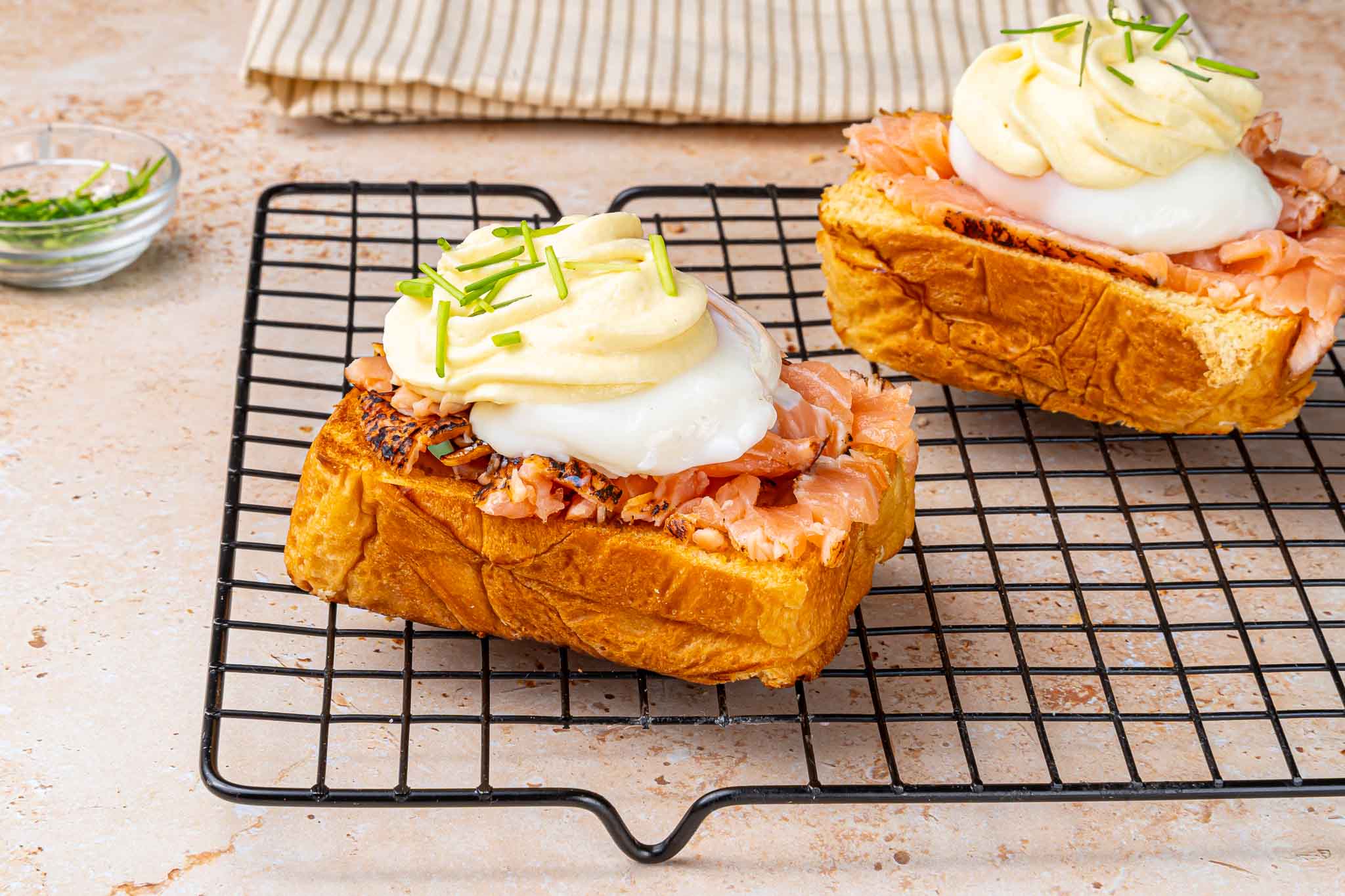 Brioche Met Gepocheerd Ei, Gerookte Zalm En Hollandaise Mousse2