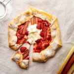 Rabarber aardbeien galette met mascarpone