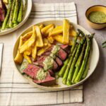 Steak frites met groene saus