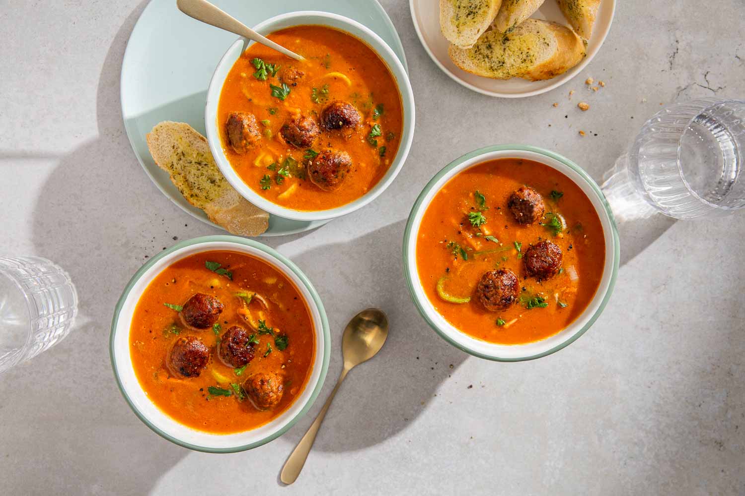 Geroosterde tomatensoep met gemakballen