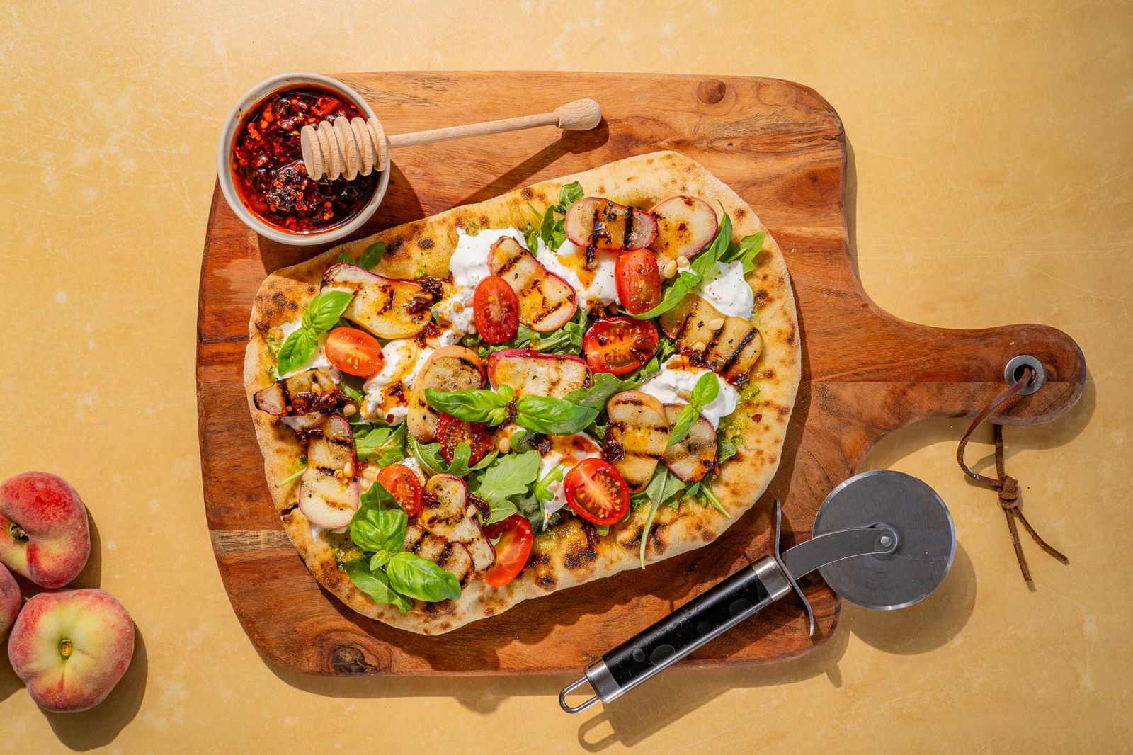 Vegetarische Pinsa Met Gegrilde Perzik, Burrata En Hot Honey1