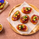 Crostini met tonijn sashimi en mango salsa