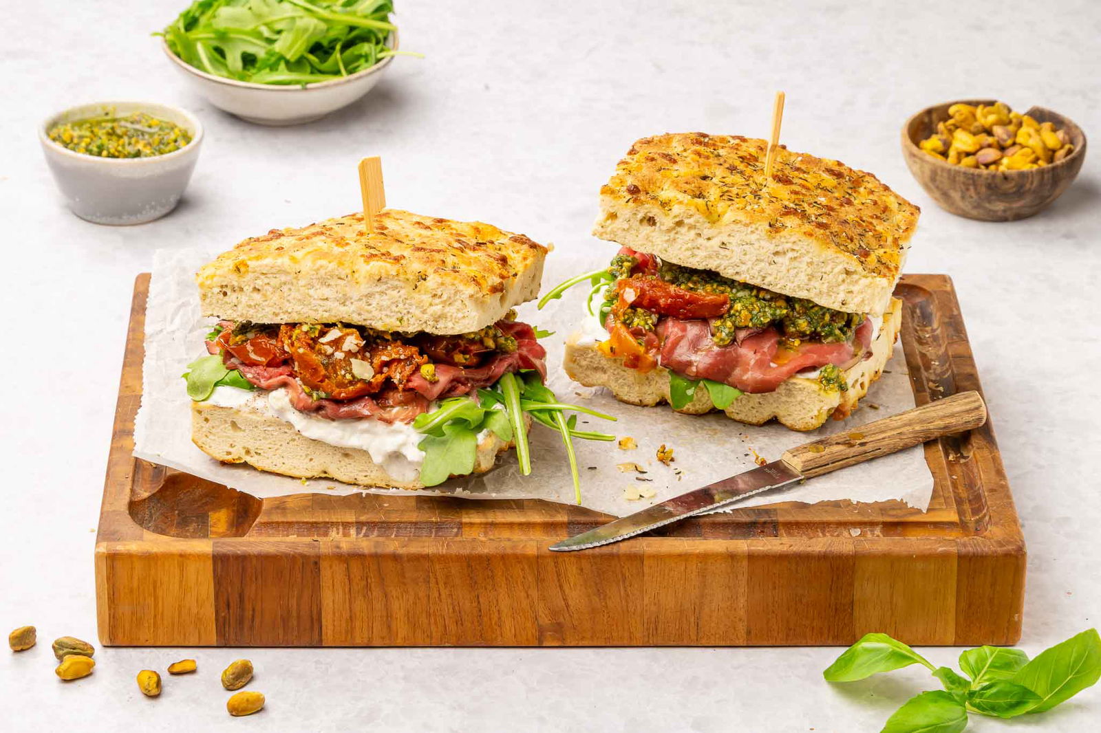 Focaccia Sandwich Met Pistache Pesto, Burrata En Rosbief3