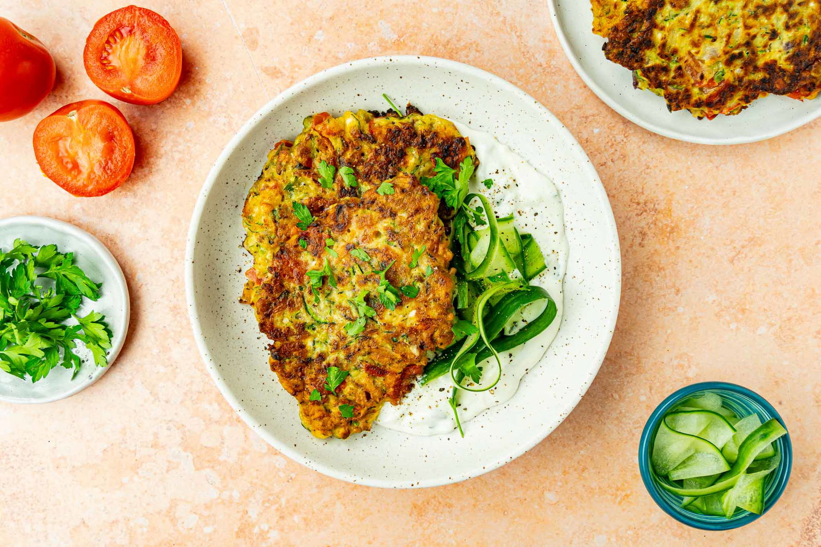 Griekse groenten koekjes met tzatziki