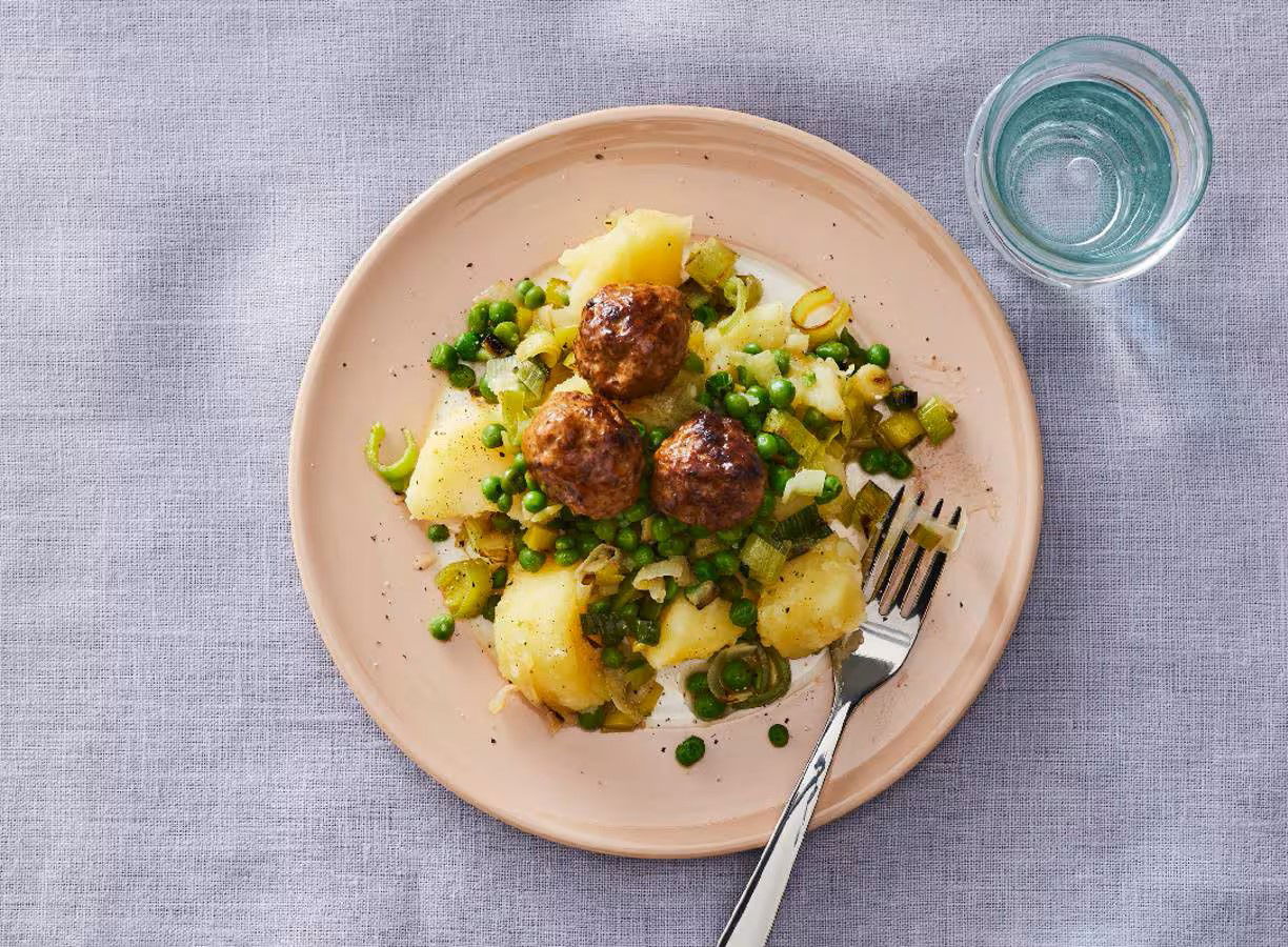 Preistoof Met Gehaktballetjes En Gekookte Aardappel