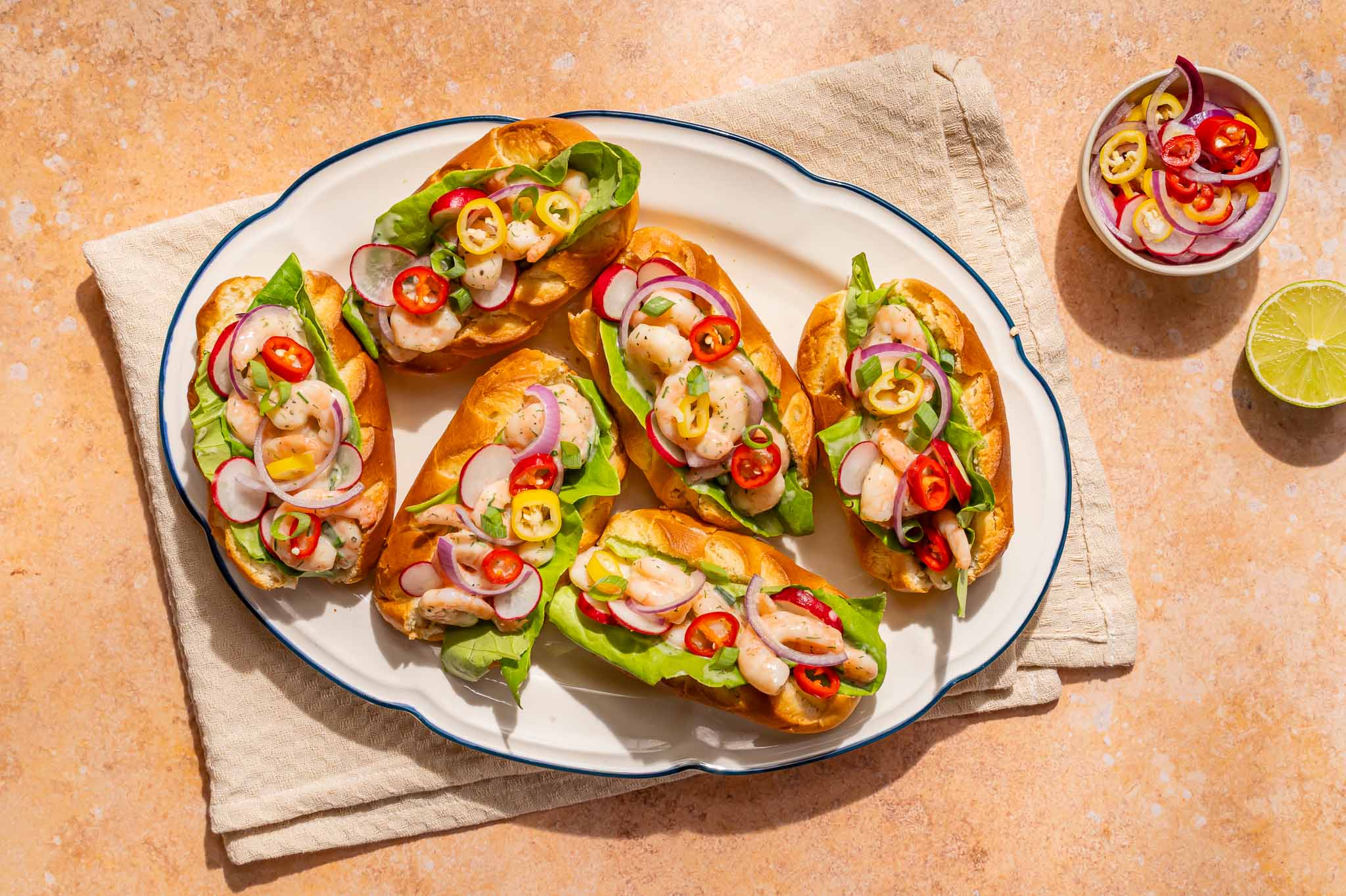 Buns Met Garnalen, Ingelegde Rode Ui, Chili En Radijsjes1