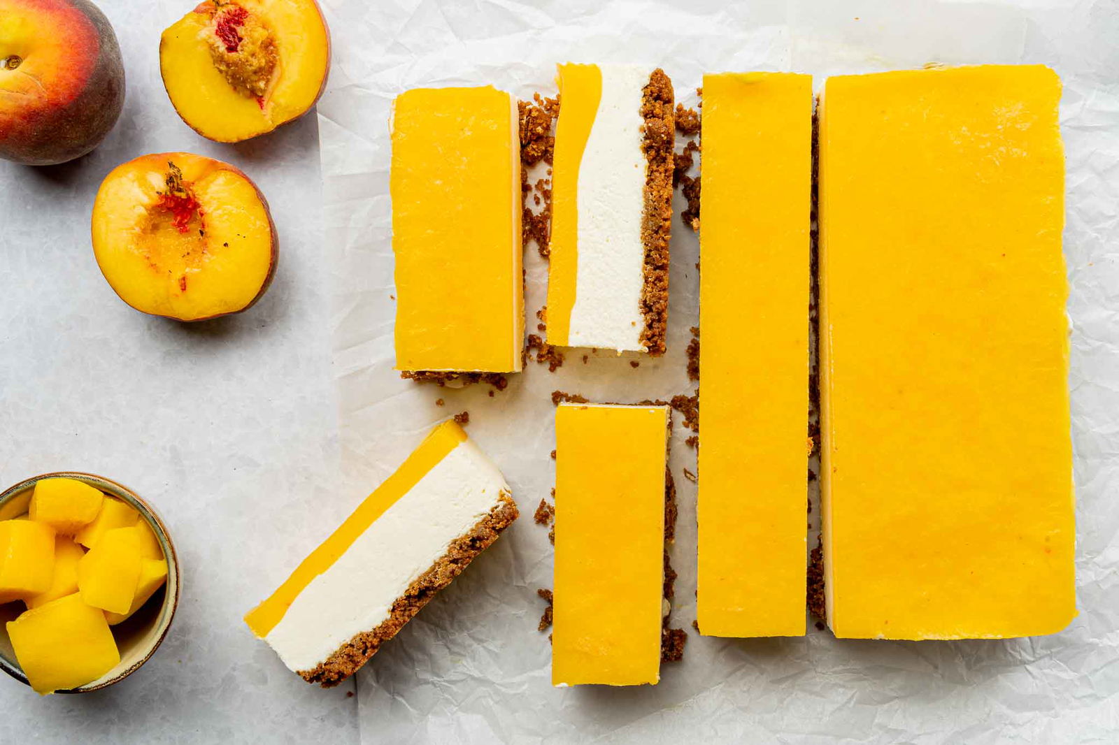 Cheesecake bars met mango en perzik