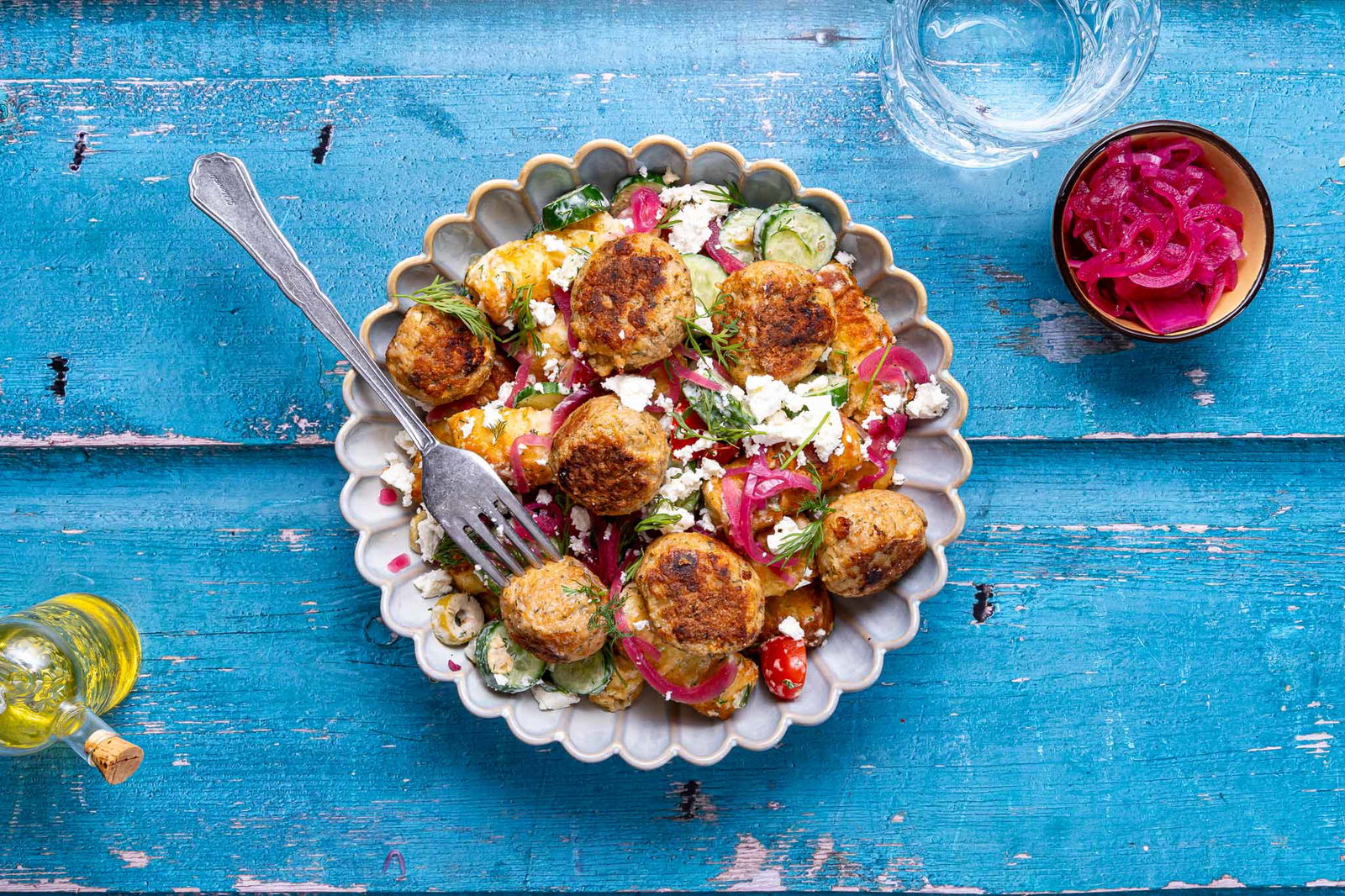 Griekse kipgehaktballetjes met aardappelkroketjes salade