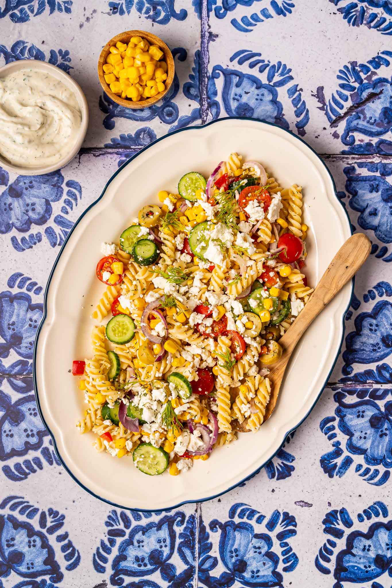 mais pasta salade op een klassieke witte schaal