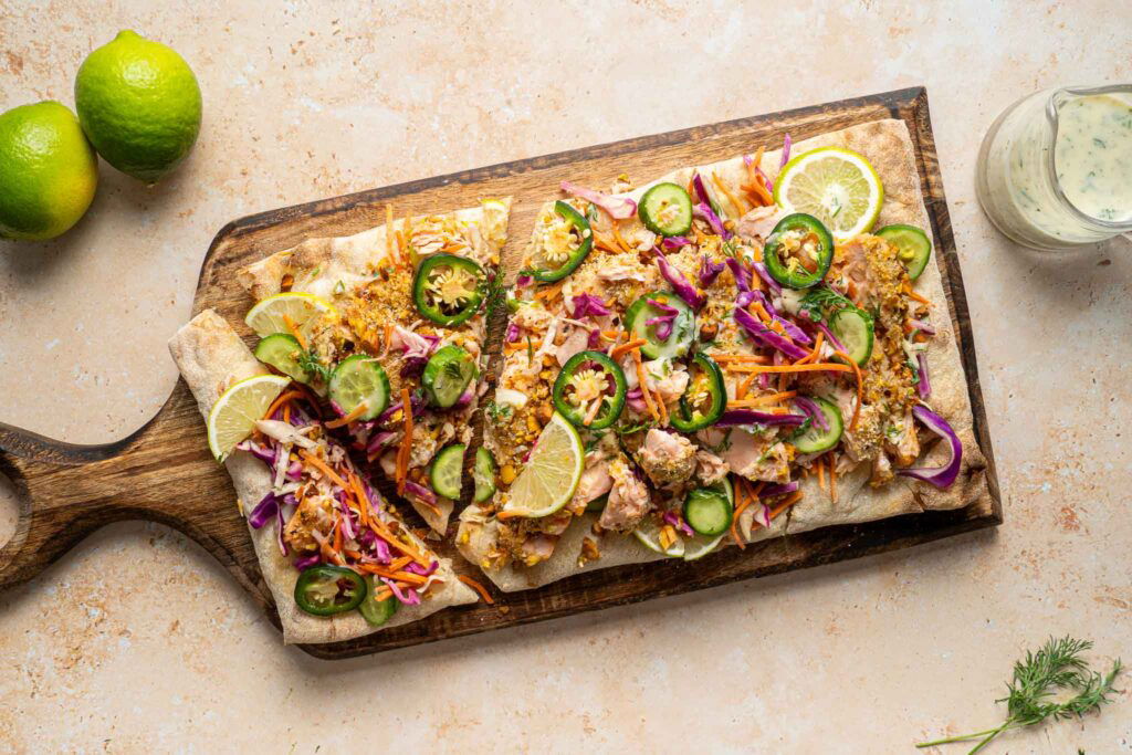 pinsa met zalm met pistache krokantje en limoen dressing2