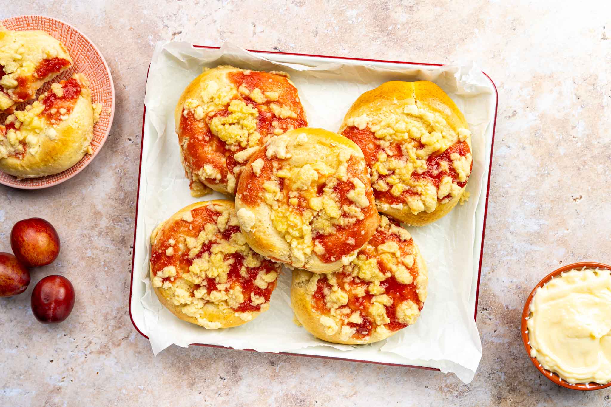 Pruimen Crumble Broodjes Met Custard2