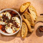 Burrata met crispy chili chorizo