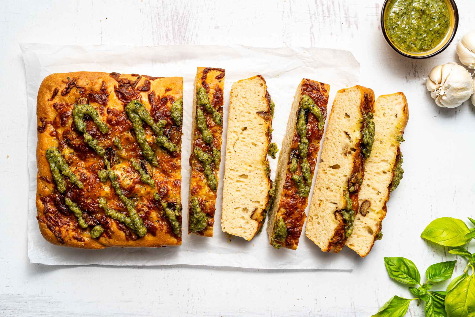 Geroosterde Knoflook En Pesto Focaccia