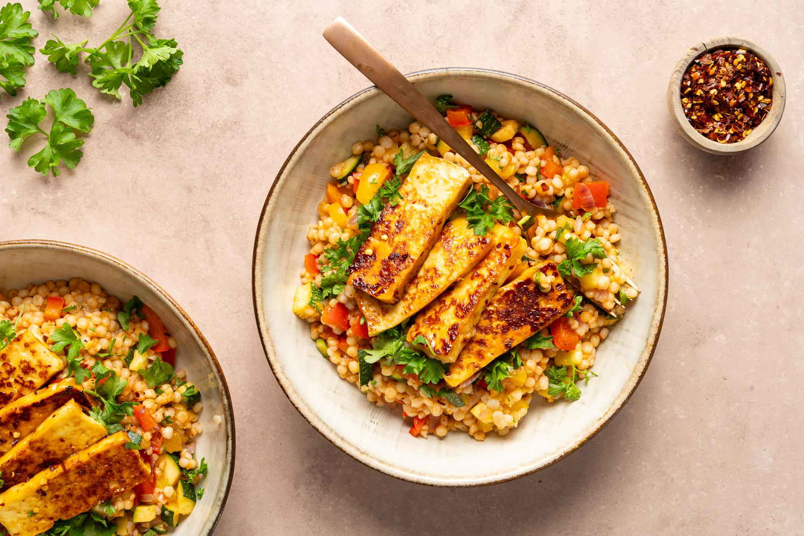 Harissa Parelcouscous Met Halloumi1