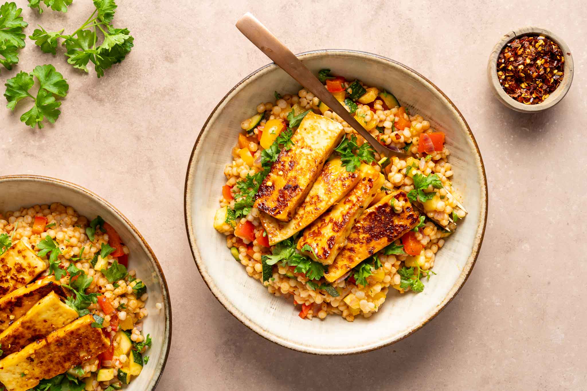 Harissa Parelcouscous Met Halloumi1
