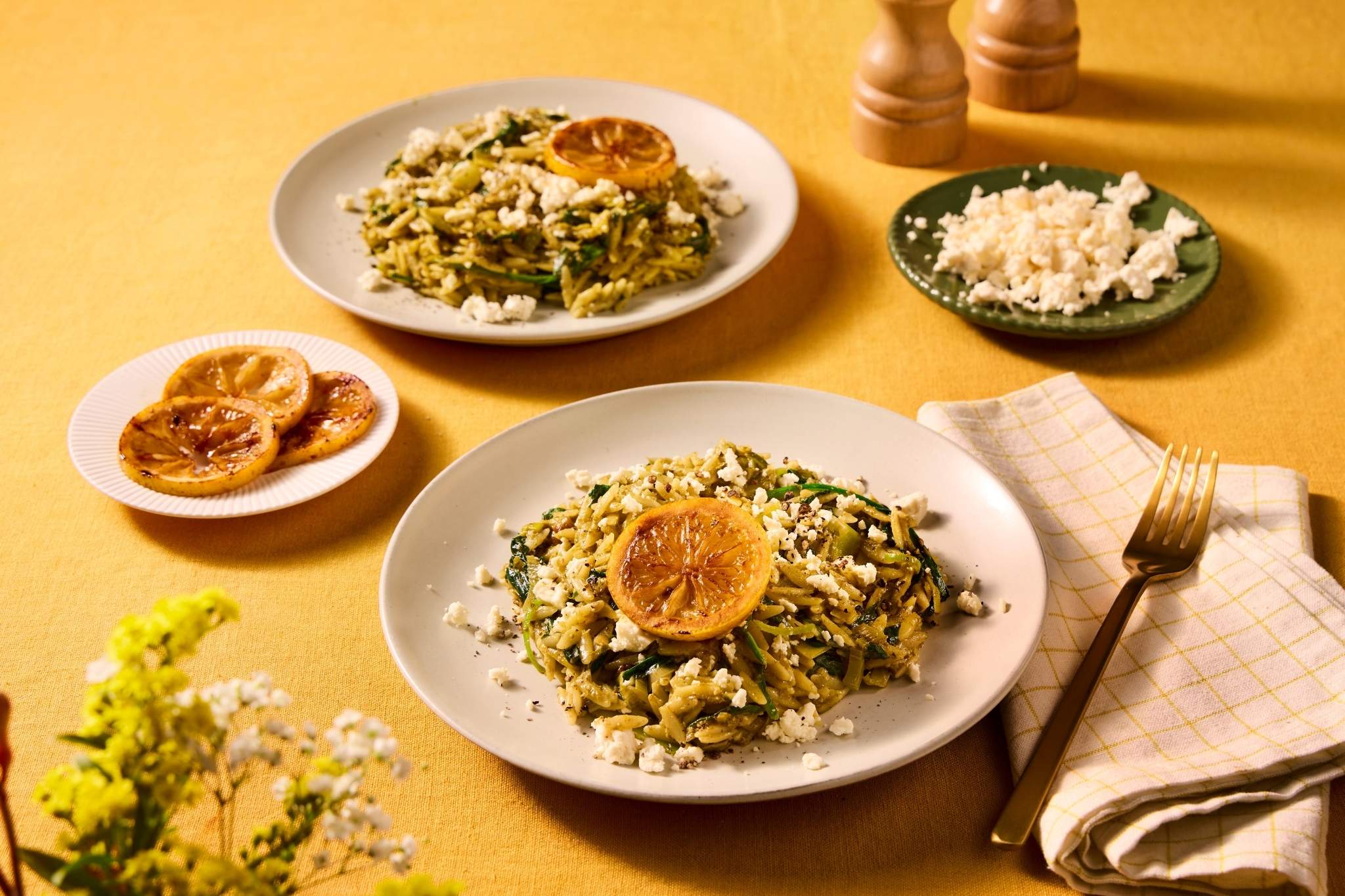 Orzo met spinazie, feta, pesto en geroosterde citroen