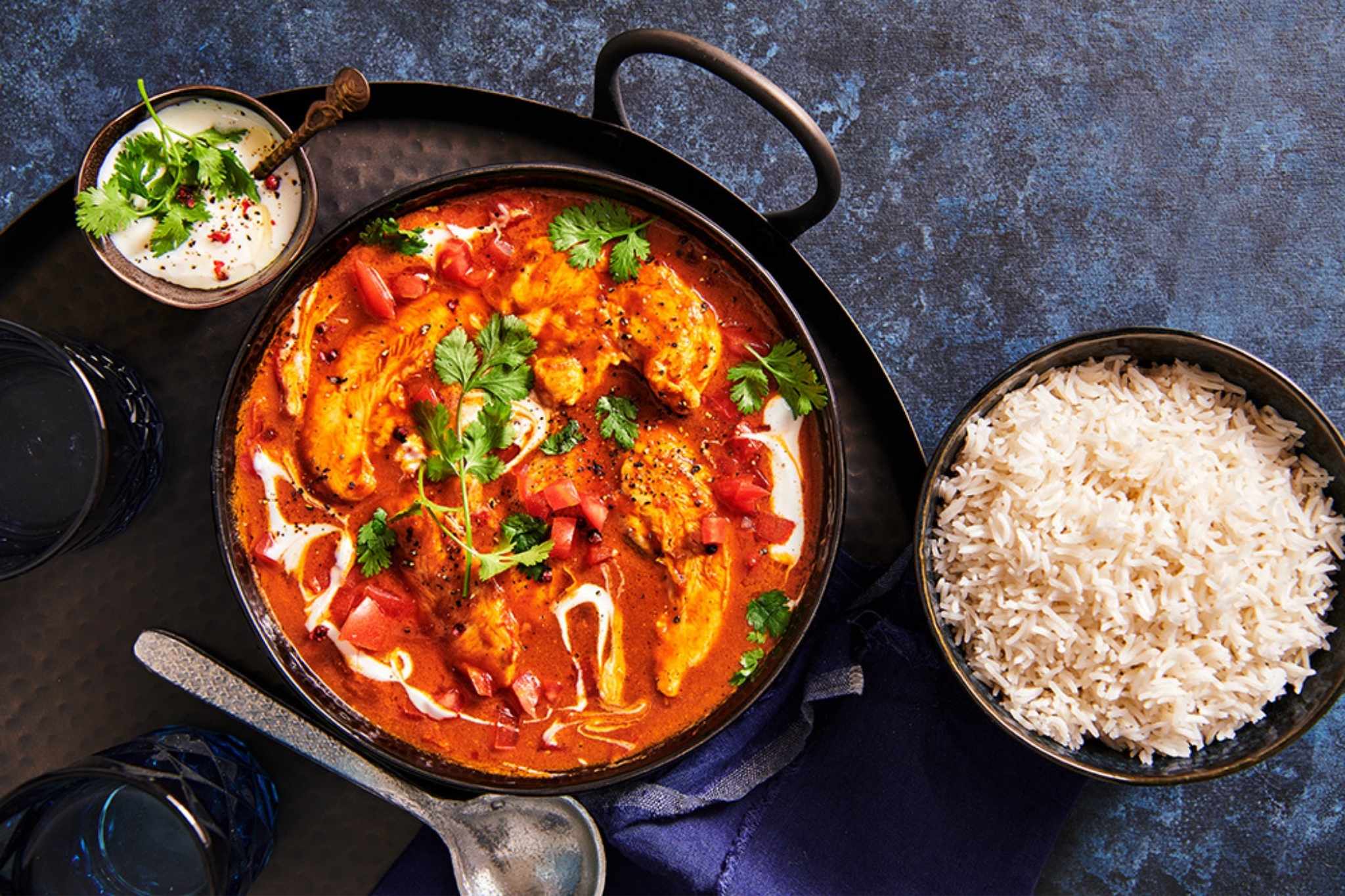 Butter chicken met kip, verse trostomaten, volle yoghurt en koriander