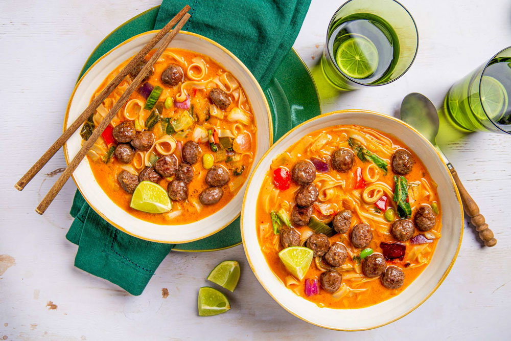 Kommen noedelsoep met Oosterse groenten