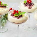 Kokos cheesecake mousse met rood fruit compote