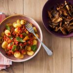 Crispy gnocchi met tomatensaus en vega gehakt