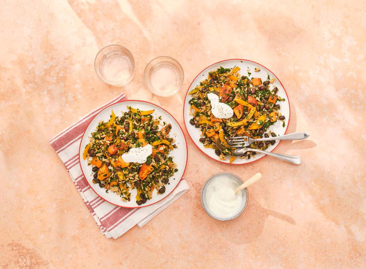 Rijst met zwarte bonen en geroosterde zoete aardappel